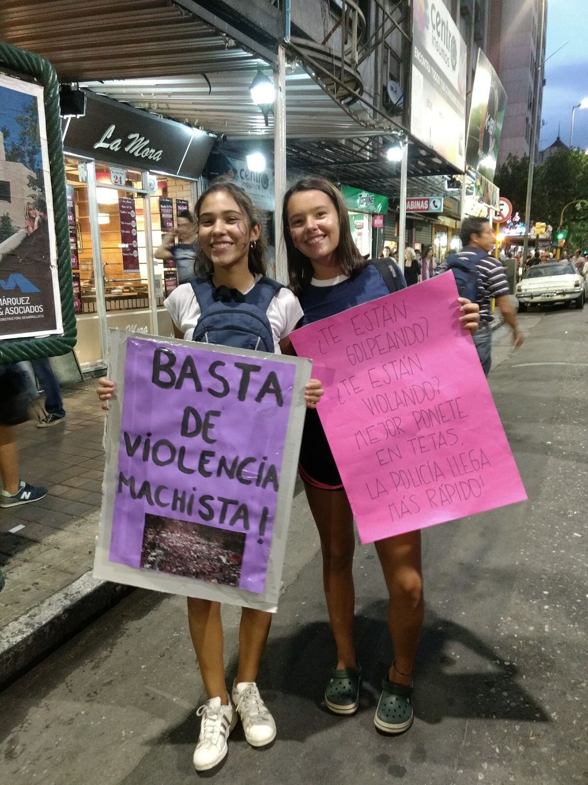 Con carteles, Bianca y su amiga fueron a marchar ese 3 de junio de 2015