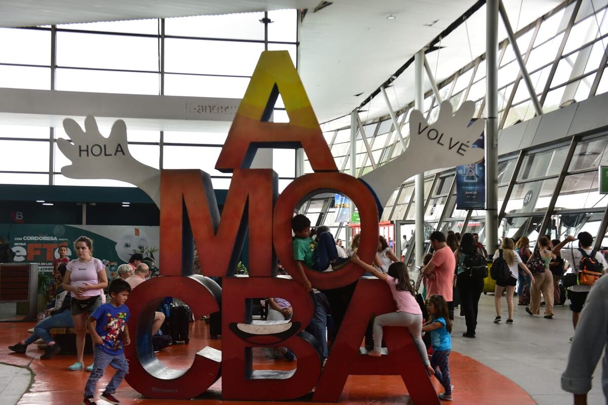 Terminal de Ómnibus de Córdoba comienza a mostrar el movimiento de los que viajan a las Sierras . (José Hernández/La Voz)