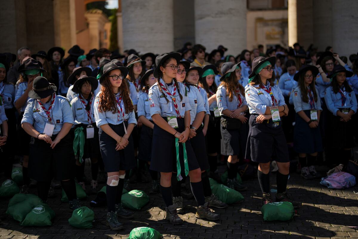 Miles de jóvenes dijeron presente en la misa por la muerte del papa Francisco, celebrada por uno de los candidatos a sucederlo. (AP)