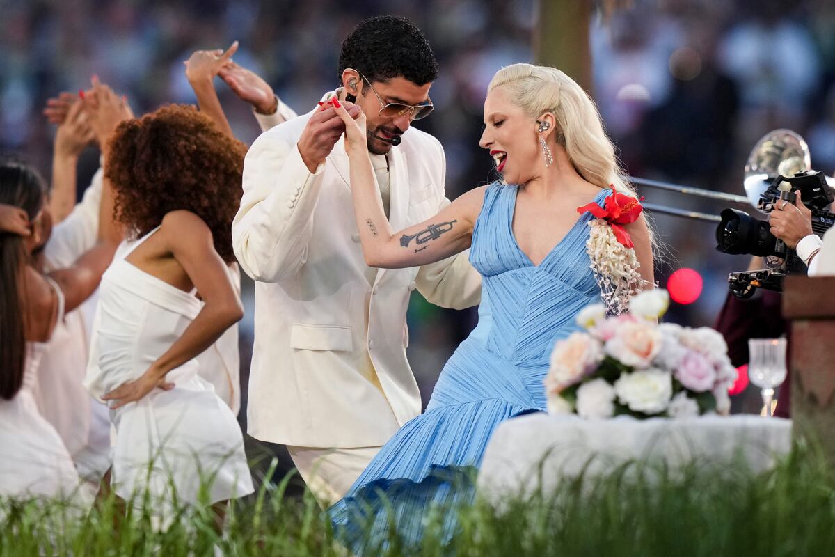 Bad Bunny y Lady Gaga, a puro baile durante el show del primero en el Super Bowl 2026. (AP)