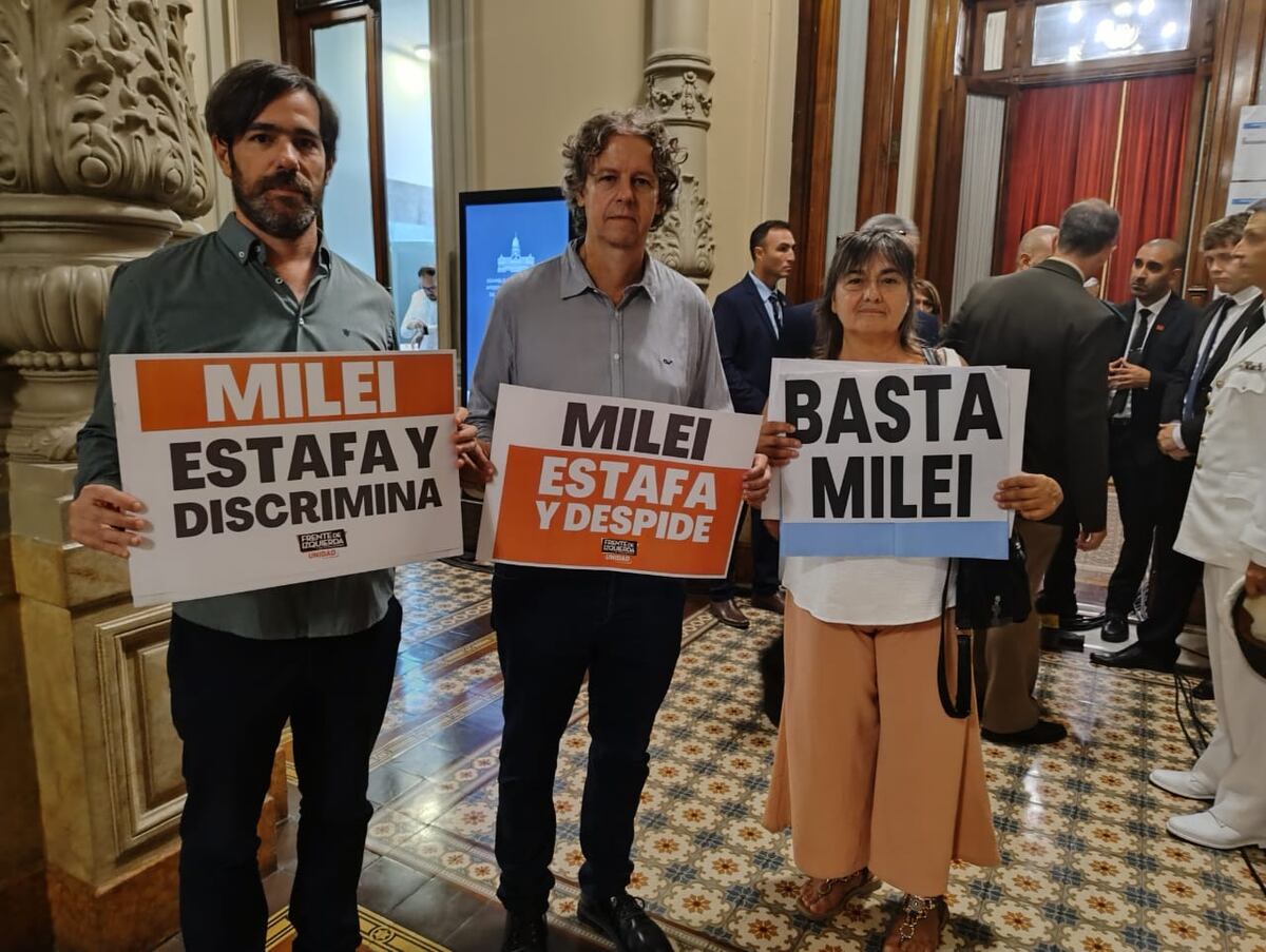 Legisladores del FIT en el Congreso, antes del discurso de Javier Milei. (La Voz)