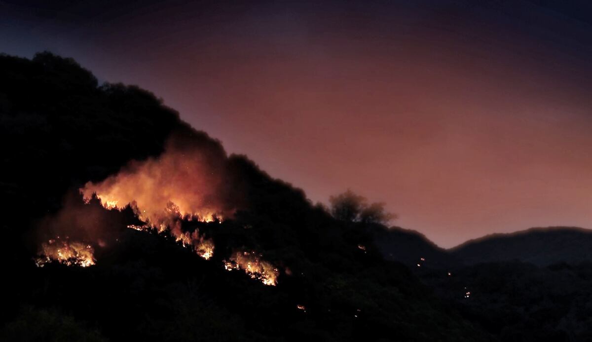 Un incendio forestal en la zona de la reserva de Manantiales, una problemática habitual de la región que expone el filme (gentileza Javier Favot).