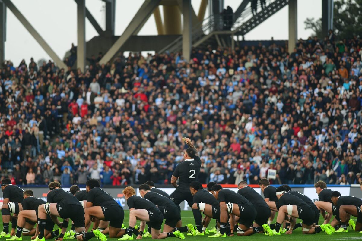 El momento del tradicional haka de All Blacks antes de enfrentar a Los Pumas en el estadio Mario Alberto Kempes. (Nicolás Bravo / La Voz)