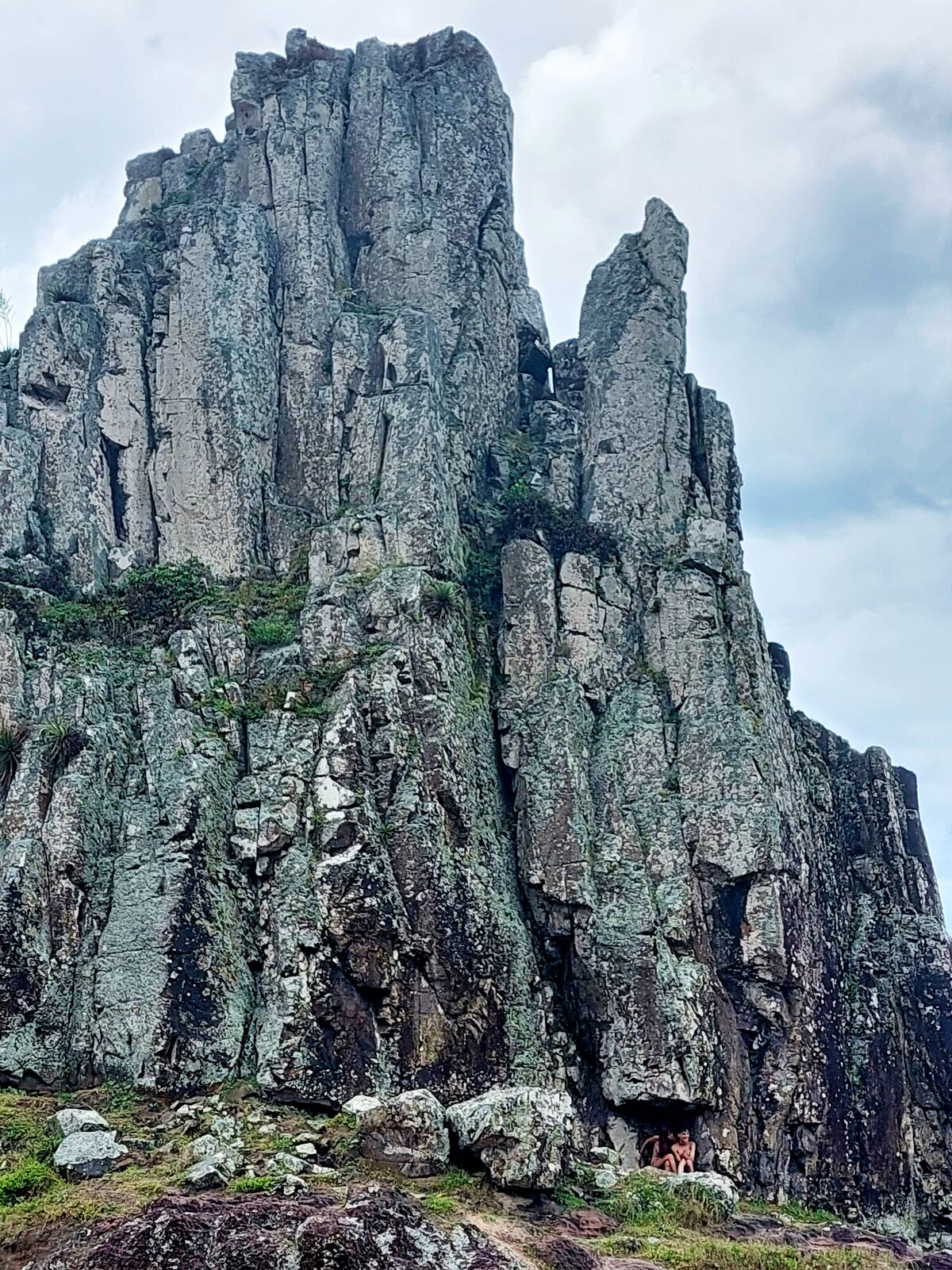 MORRODAS FURNAS. Testigo del período geológico emerge sobre el continente con su belleza monumental. Hay varios miradores a donde se llega tras una caminata de baja intensidad