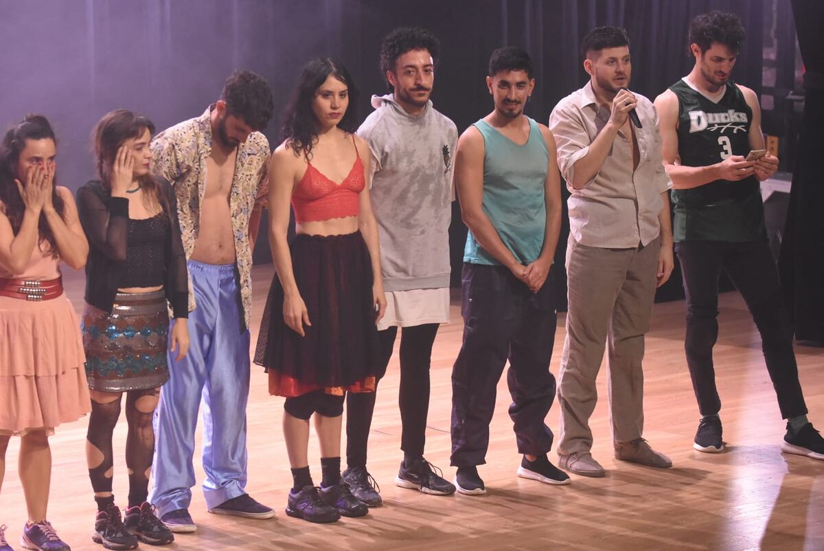 Fiel a su promesa de “acciones sorpresivas”, el Suoem llevó sus reclamos hasta el escenario del Teatro Comedia, donde los elencos municipales de danza y de teatro ofrecían una función tras su renovación. (Suoem)