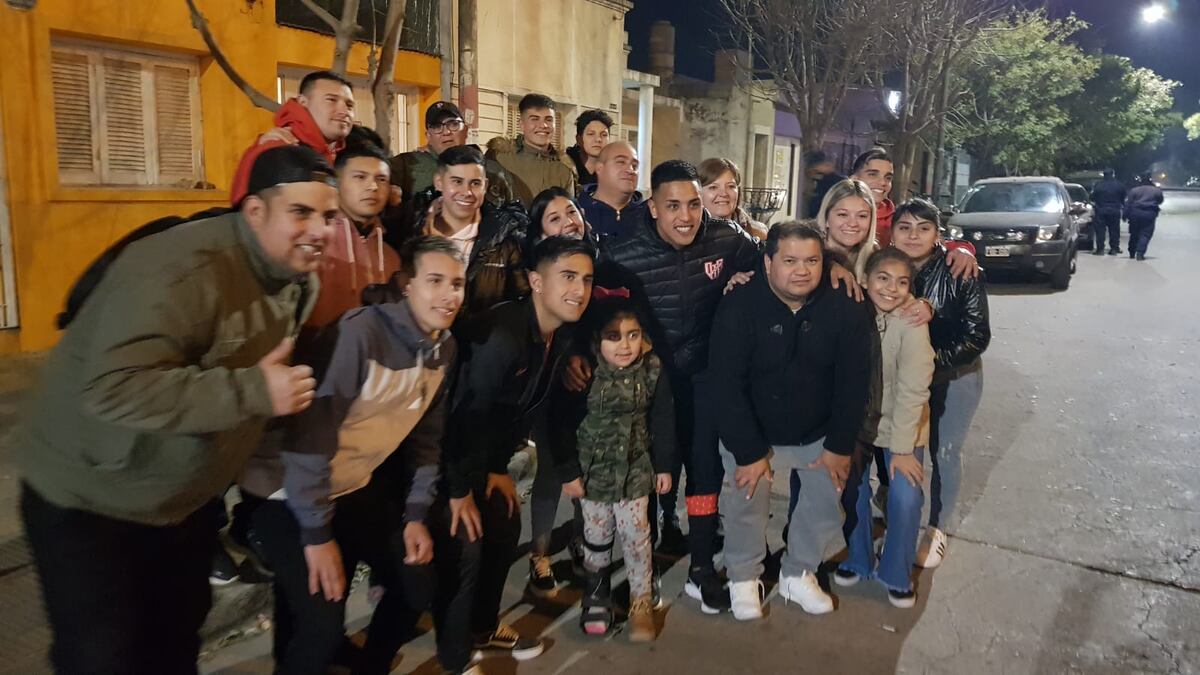 Leonardo Monje, volante de Instituto y su familia en la puerta del estadio de Instituto. (La Voz)