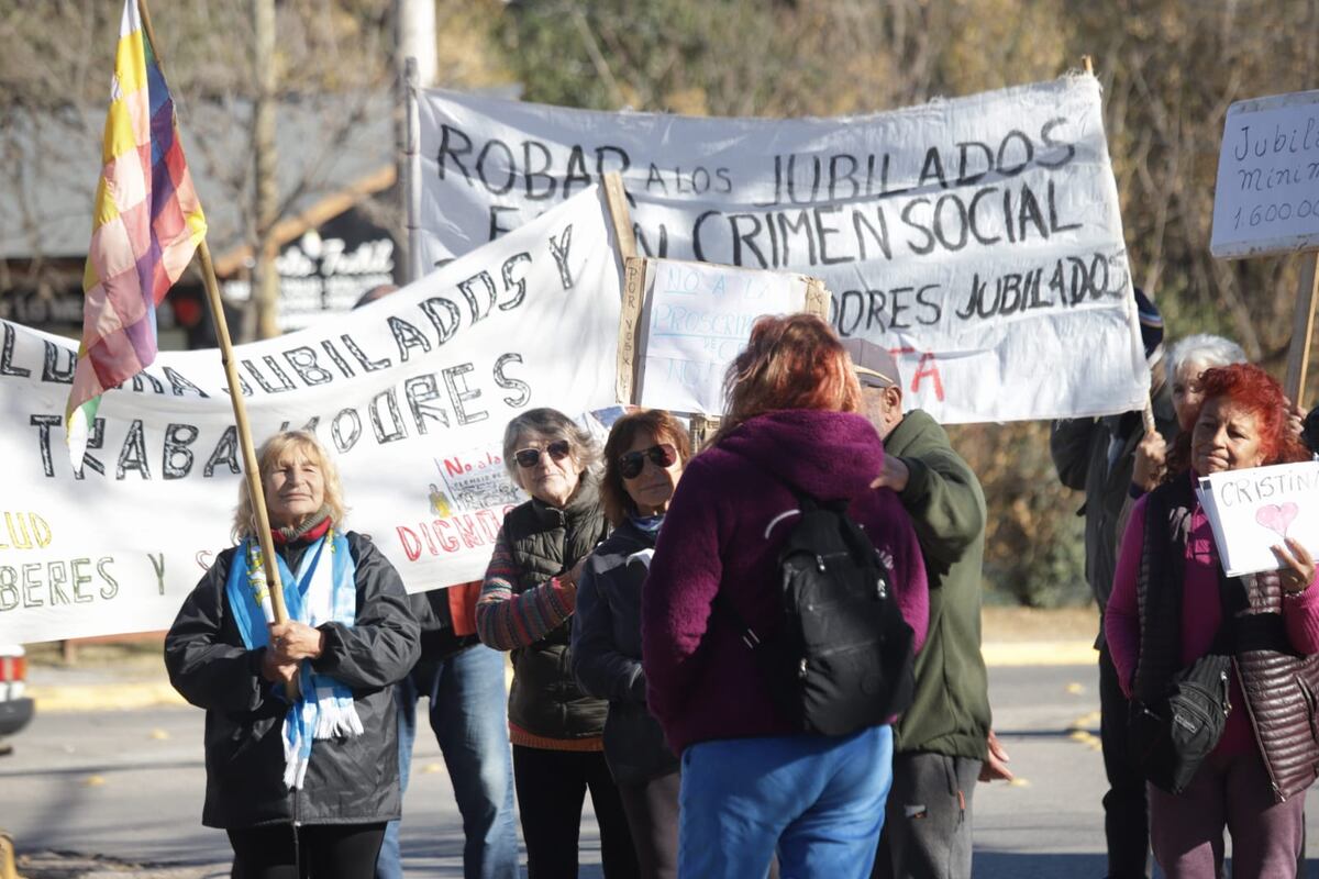 Marcha por los jubilados en Santa Rosa (La Voz)