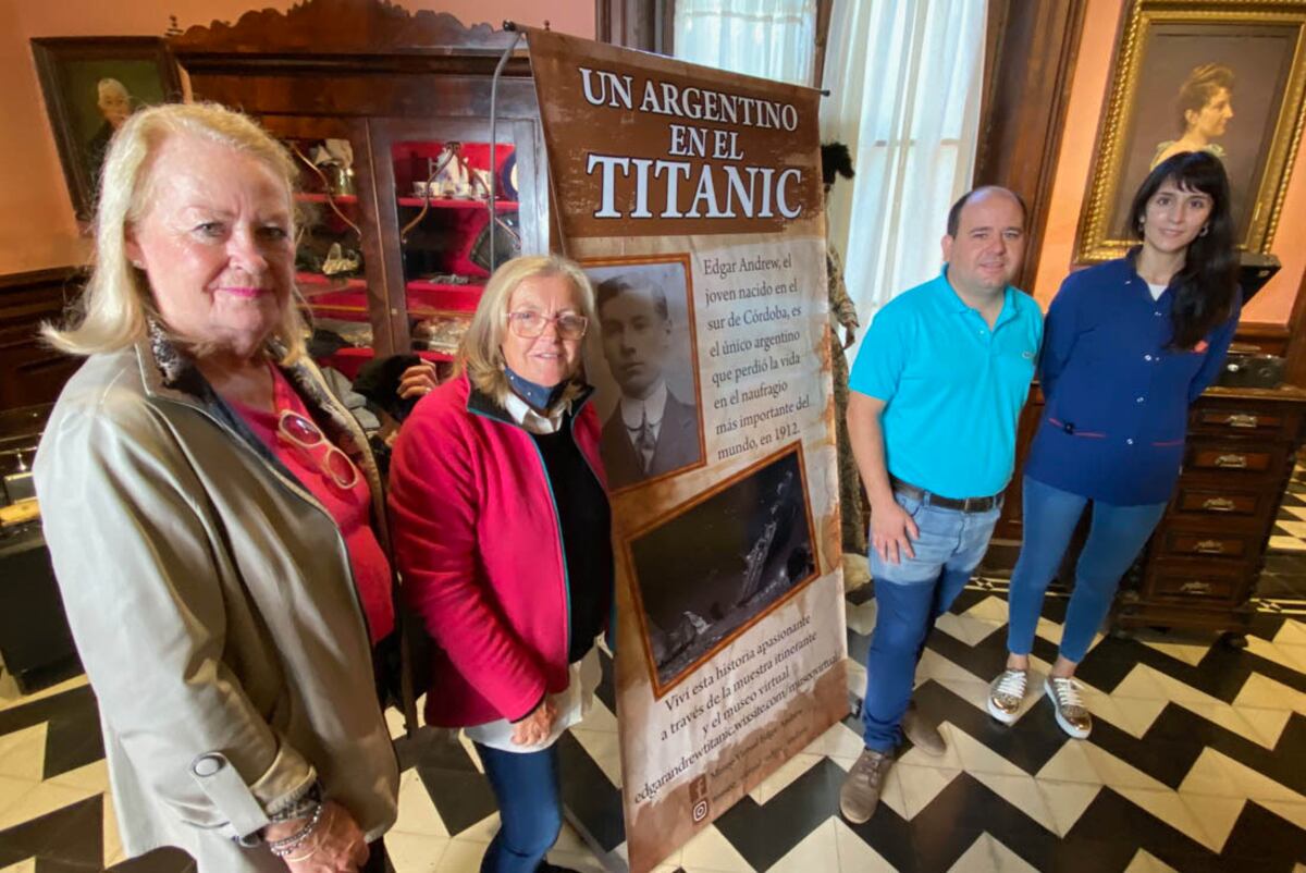 Familiares de Edgar Andrew, con autores de la página del Museo Virtual (Tomy Fragueiro/La Voz) 