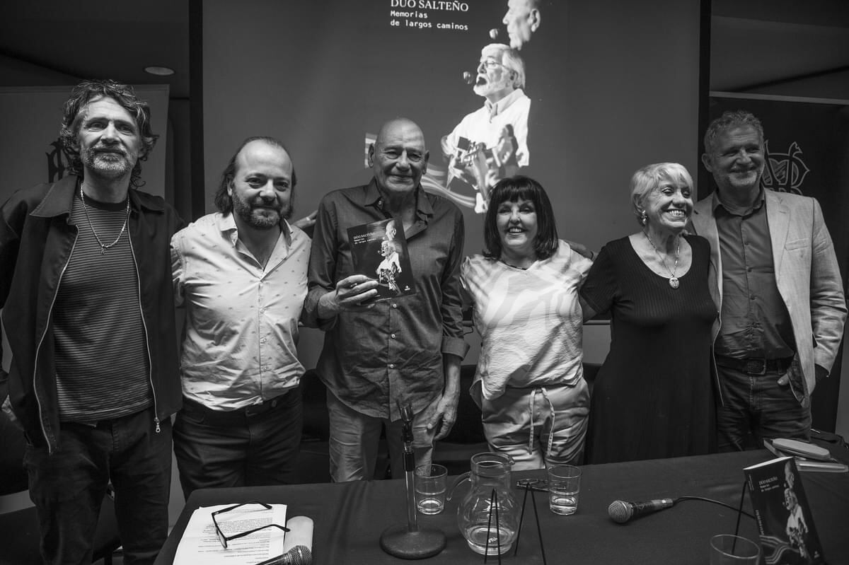 Santiago Ares, Lucas Fernandez, Chacho Echenique, Ana Falcón, Blanca Rebori y Sergio Pujol en la presentación de "Dúo salteño: memorias de largos caminos". (Gentileza de los autores).