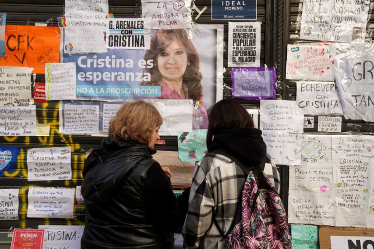 Marcha por Cristina Fernández de Kirchner a plaza de Mayo
Militantes concentran en la esquina del departamento donde la ex presidente cumple arresto domiciliario
Foto Guillermo Rodriguez Adami