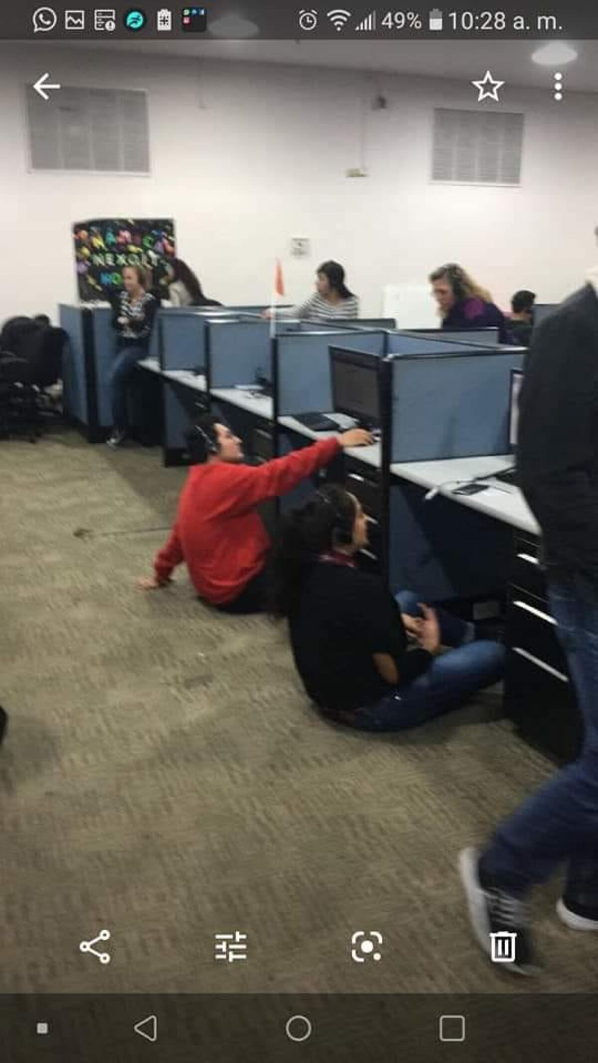 La imagen del call center que genero indignación.