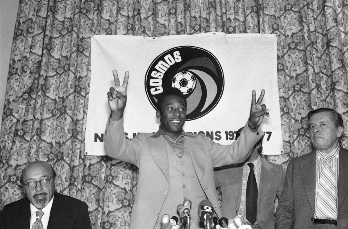 ARCHIVO - Pelé, del Cosmos de Nueva York, saluda en una conferencia de prensa, el 29 de septiembre de 1977 (AP Foto/Ira Schwarz, archivo)