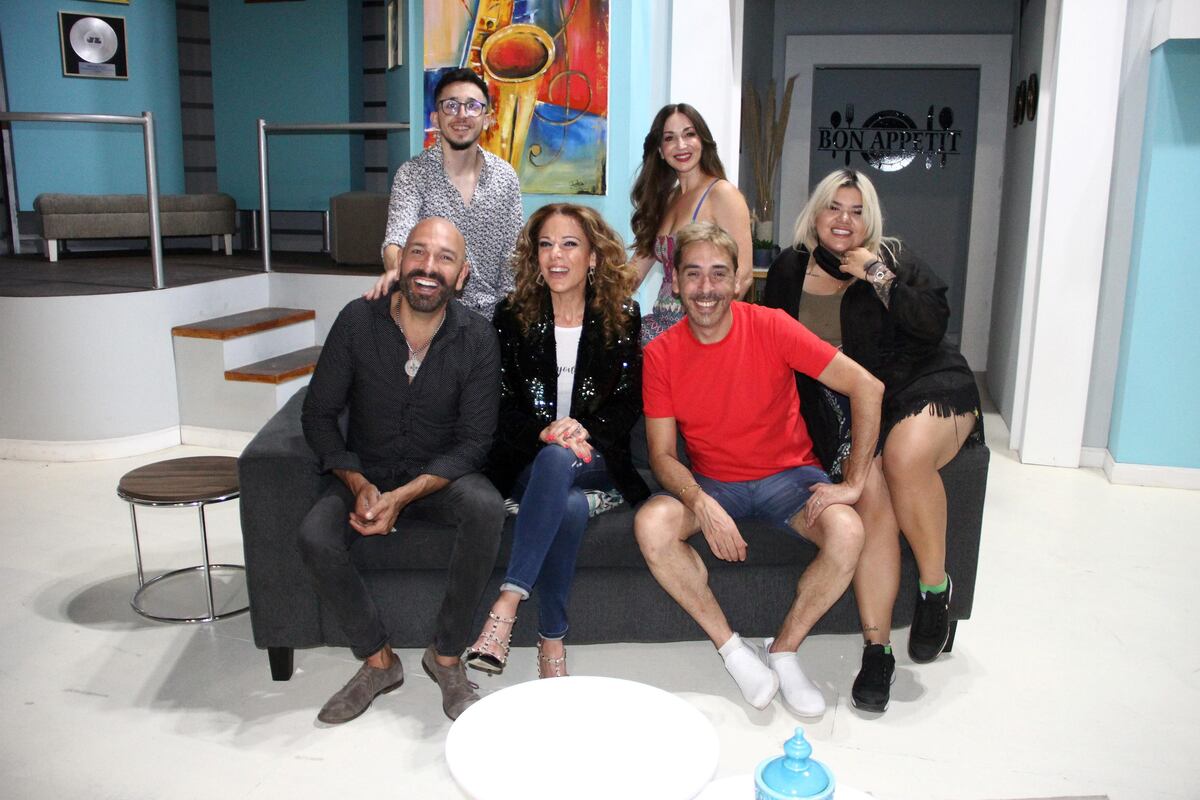René Bertrand al frente del elenco de "La mentirita", donde también actuaron Ileana Calabró, Freddy Villarreal y More Rial. (La Voz/ archivo)