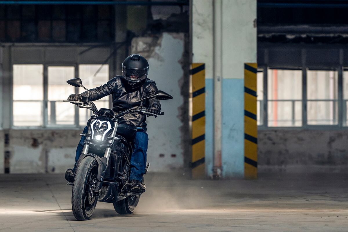 Benelli 502C es una de las motos más distintivas del segmento urbano-cruiser