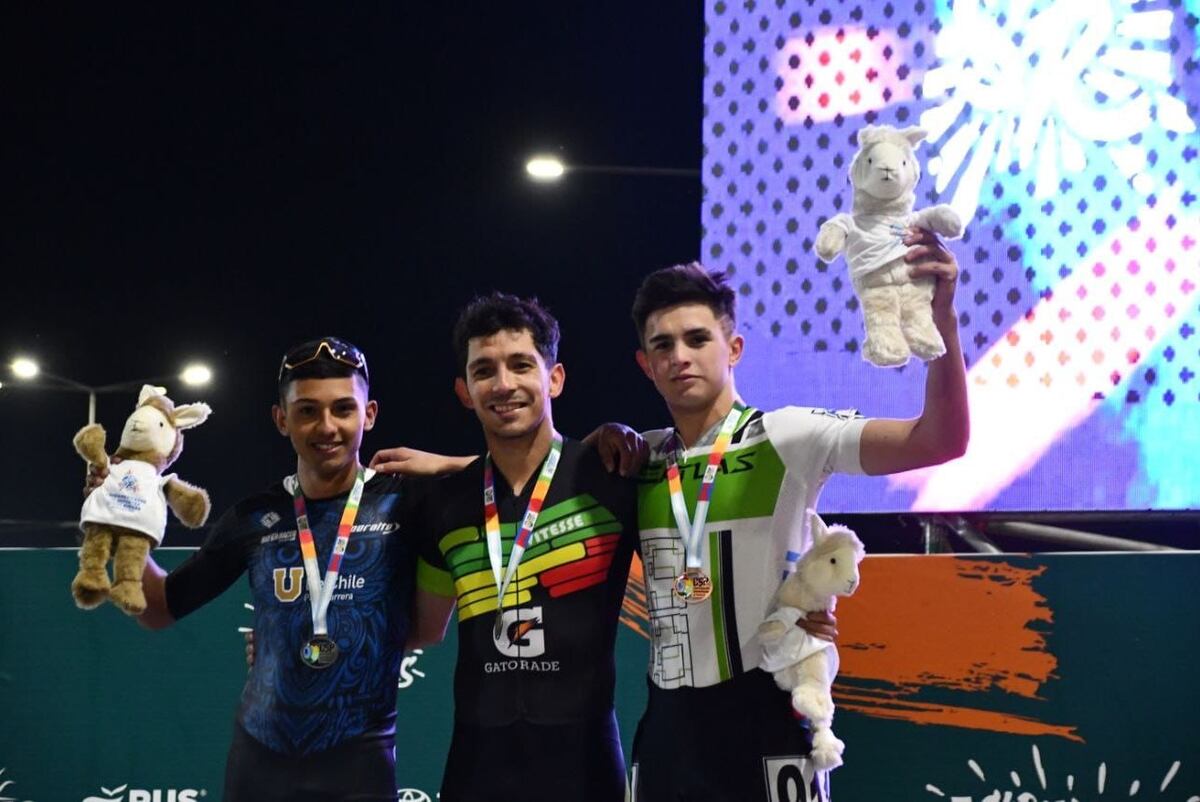 Joel Fredes, primero a la derecha, en uno de sus podios en San Juan. (Gentileza Asociación Atlas Patina)