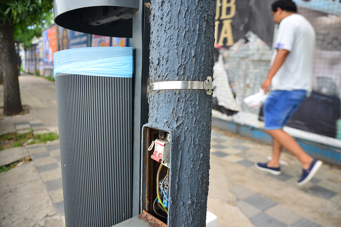 Bulevar Guzmán y Rosario de Santa Fe. Poste de alumbrado sin tapa. (Pedro Castillo / La Voz)