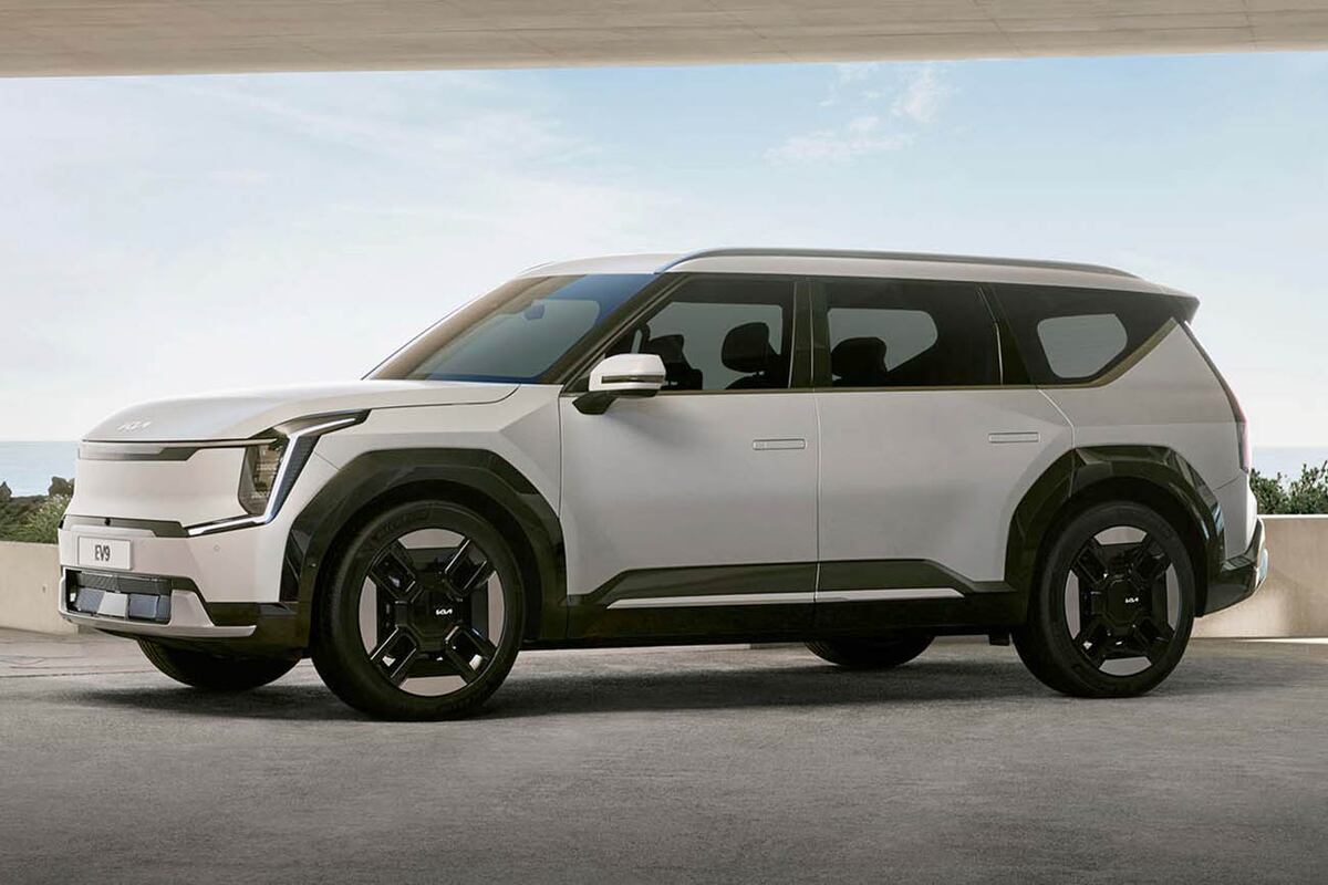 Con formas tipo cubo que transmiten robustez y enormes faros delanteros, el Kia EV9 se posiciona como un SUV muy excéntrico.