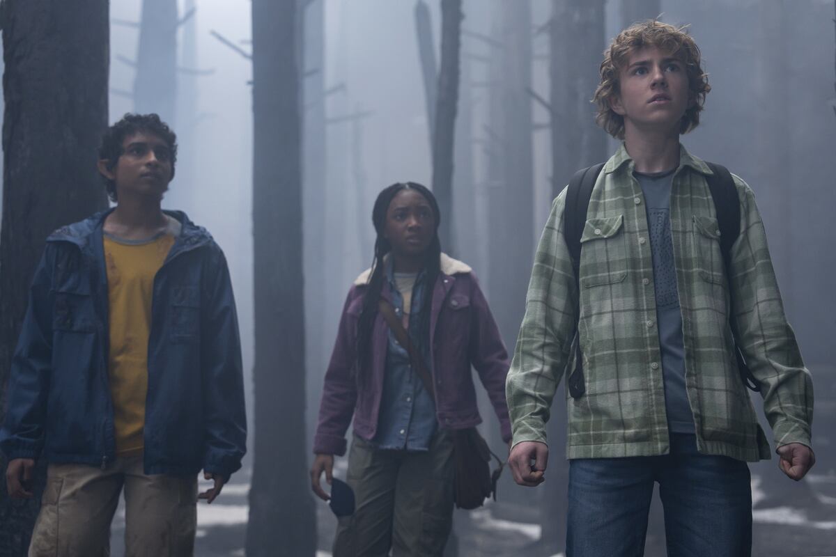 De izquierda a derecha: Aryan Simhadri como Grover Underwood; Leah Sava Jeffriescomo Annabeth Chase; y Walker Scobell como Percy Jackson en la nueva serie de Disney+ (Foto: Gentileza Prensa Disney)