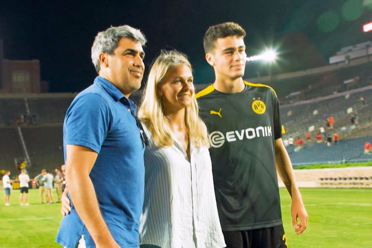 Gio Reyna junto a su familia
