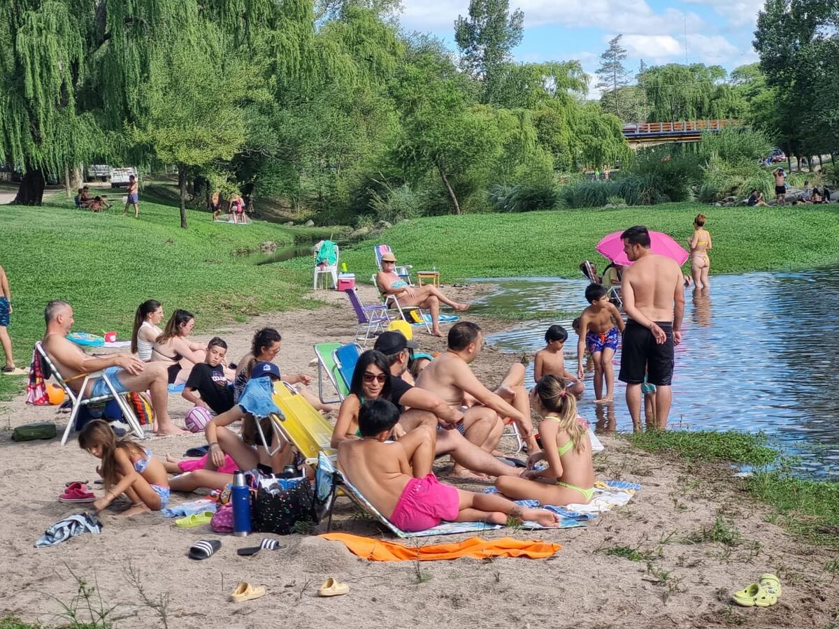 Salsacate, al norte de Traslasierra. Balneario sobre el río Jaime, el pasado fin de semana. (La Voz)