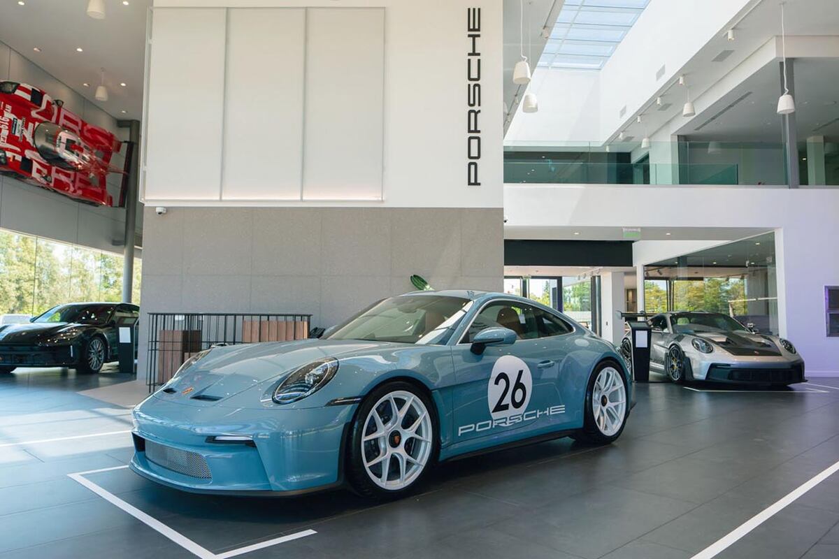 El Porsche 911 S/T lleva un motor atmosférico de seis cilindros Boxer de 4 litros de cilindrada y que entrega una potencia de 525 CV unido a una caja manual de seis velocidades.