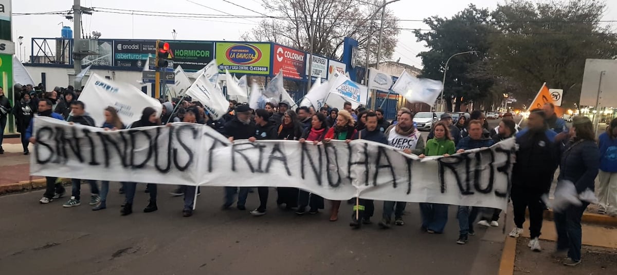 La marcha de este jueves por la reducción de personal en Petroquímica Río Tercero (La Voz)