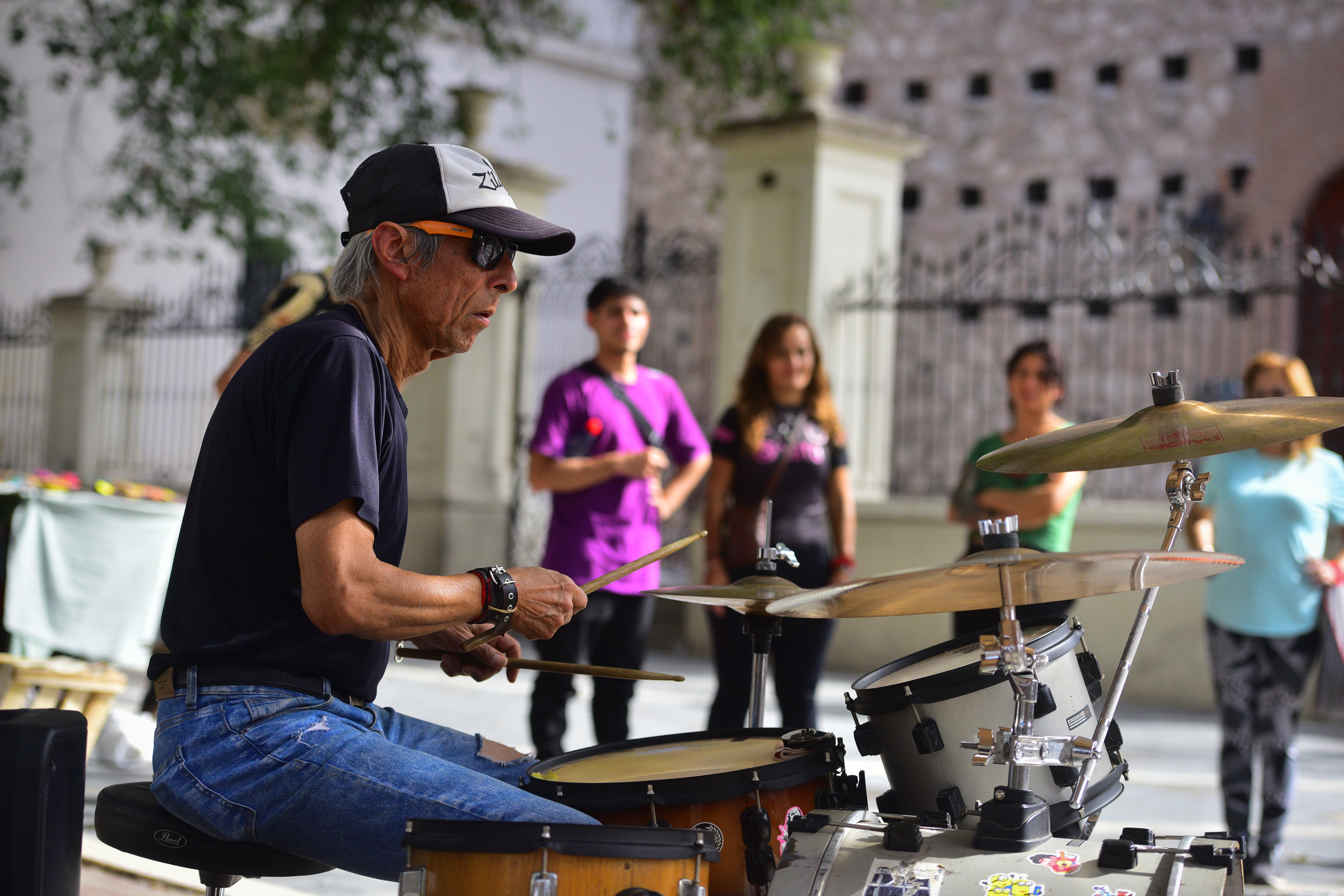 Se llama Ernesto Rodríguez, tiene 70 años y desde muy pequeño toca la batería. Lo hace en el centro de Córdoba y en barrio Güemes. (José Gabriel Hernández/La Voz)