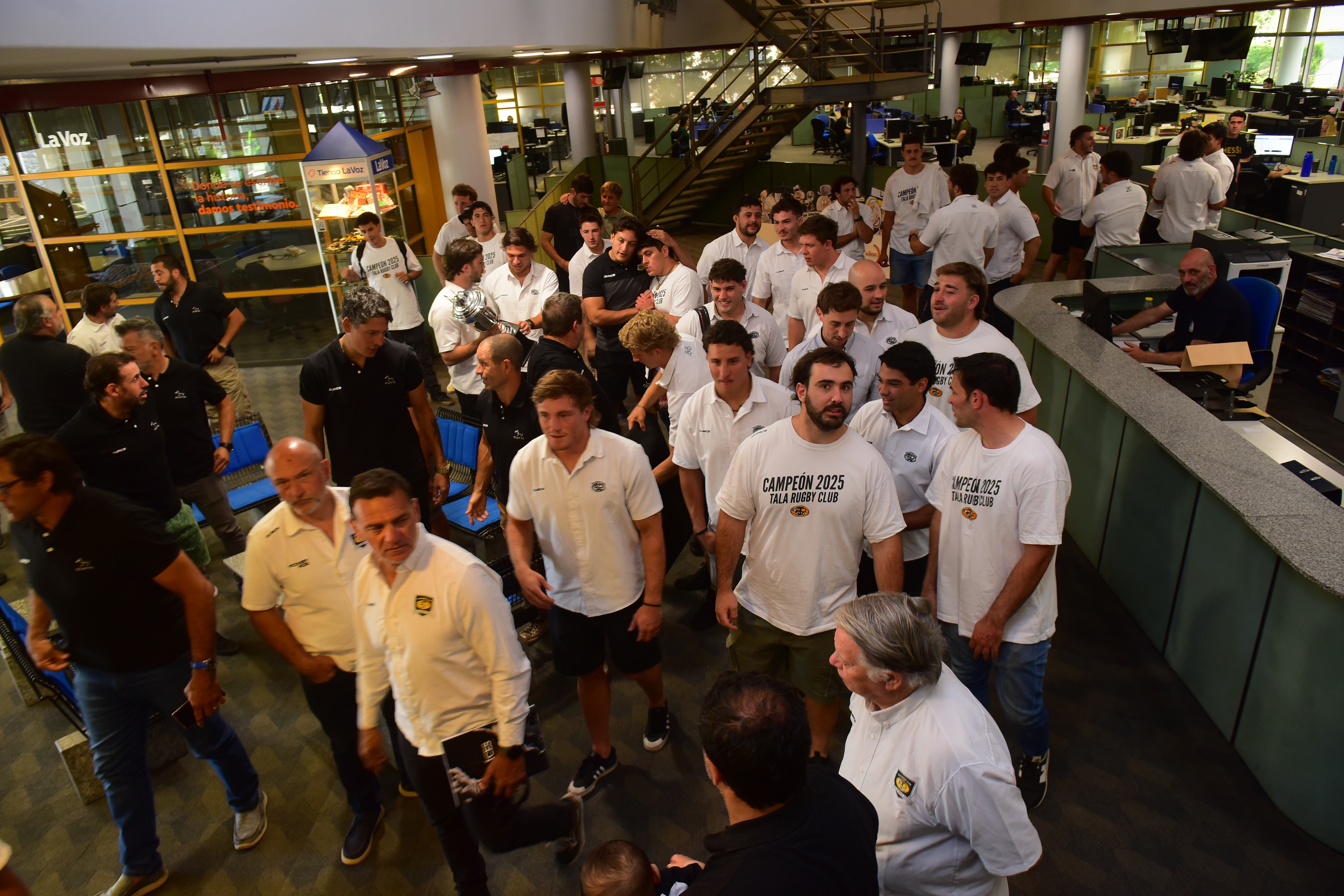Jugadores y cuerpo técnico del Tala Rugby club participaron  del tradicional brindis en la redacción de la Voz a los campeones. (Javier Ferreyra / La Voz )