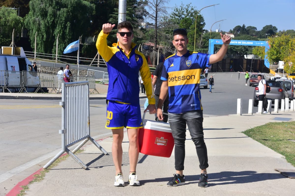 Los hinchas de Boca en el Kempes, a la espera del partido ante Estudiantes de La Plata por semifinales de Copa de la Liga. (José Hernández / La Voz).