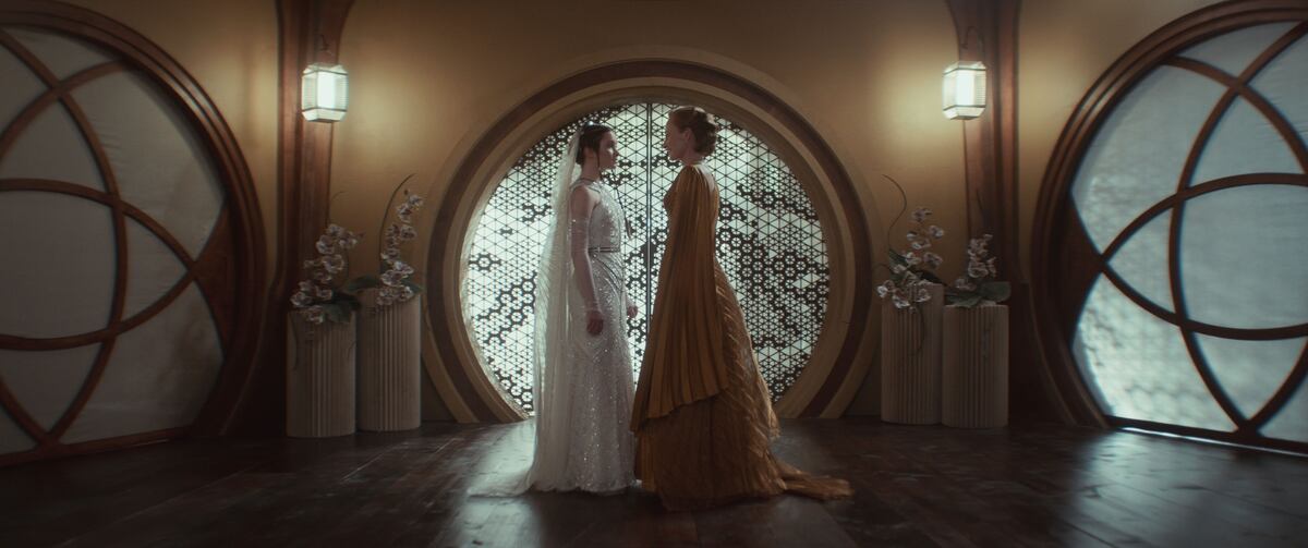 Leida Mothma (Bronte Carmichael) y Mon Mothma (Genevieve O'Reilly) en Andor 2 (Disney / Lucasfilm)