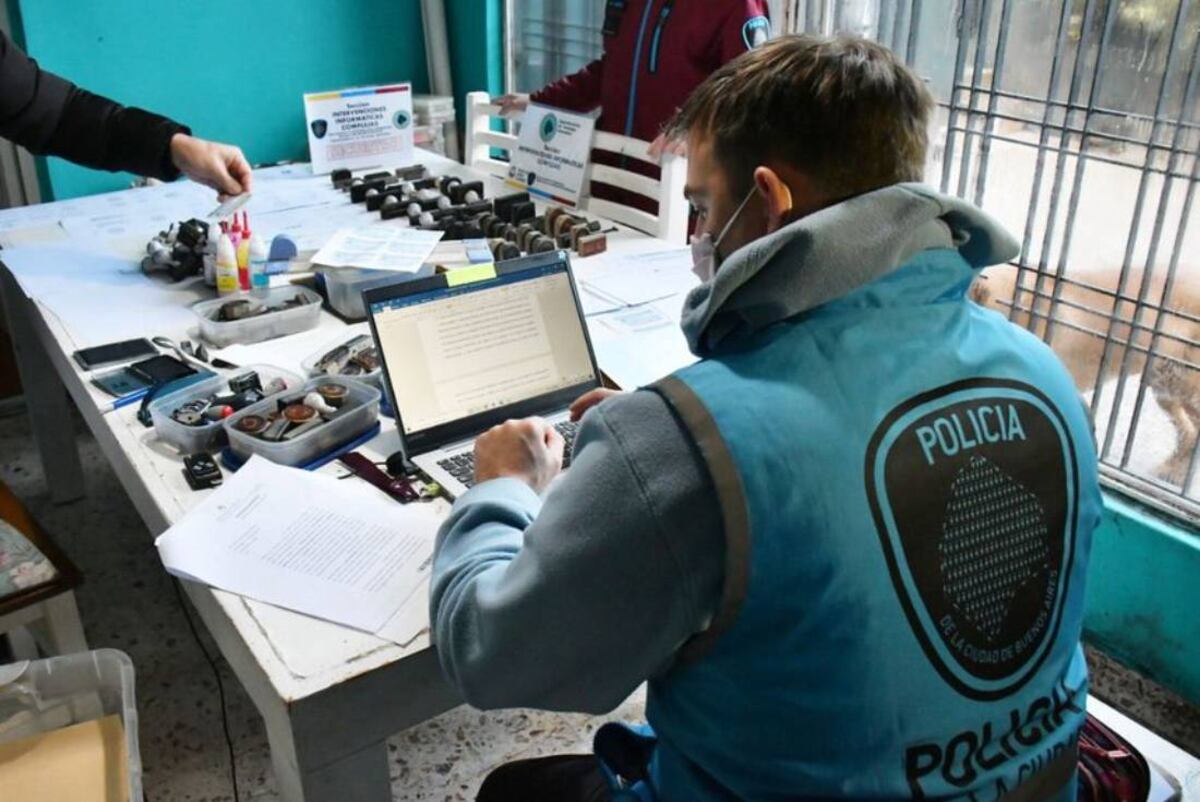 Falsificaban títulos y los vendían (La Nación).