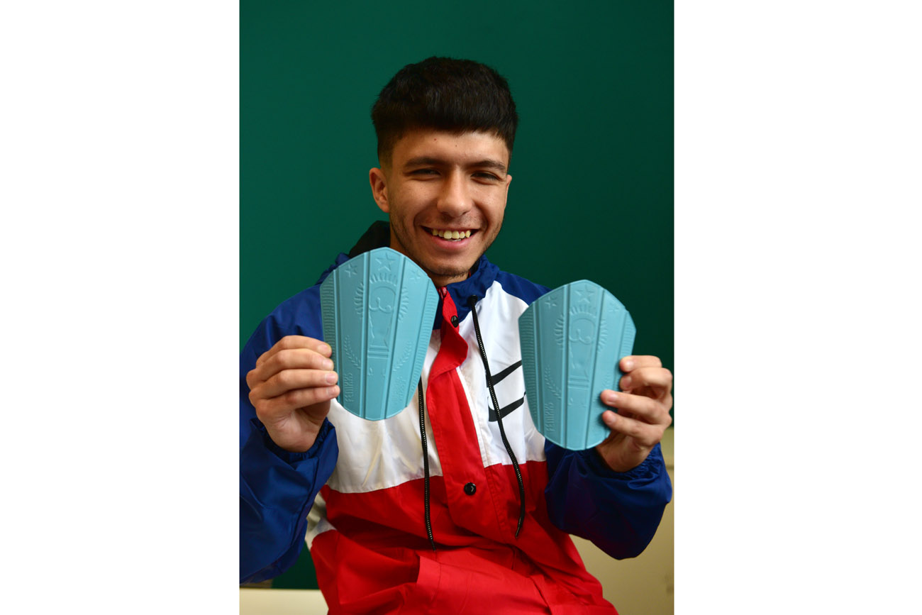 Tomás Machuca que hace canilleras plasticas con material reciclado. (Ramiro Pereyra / La Voz)