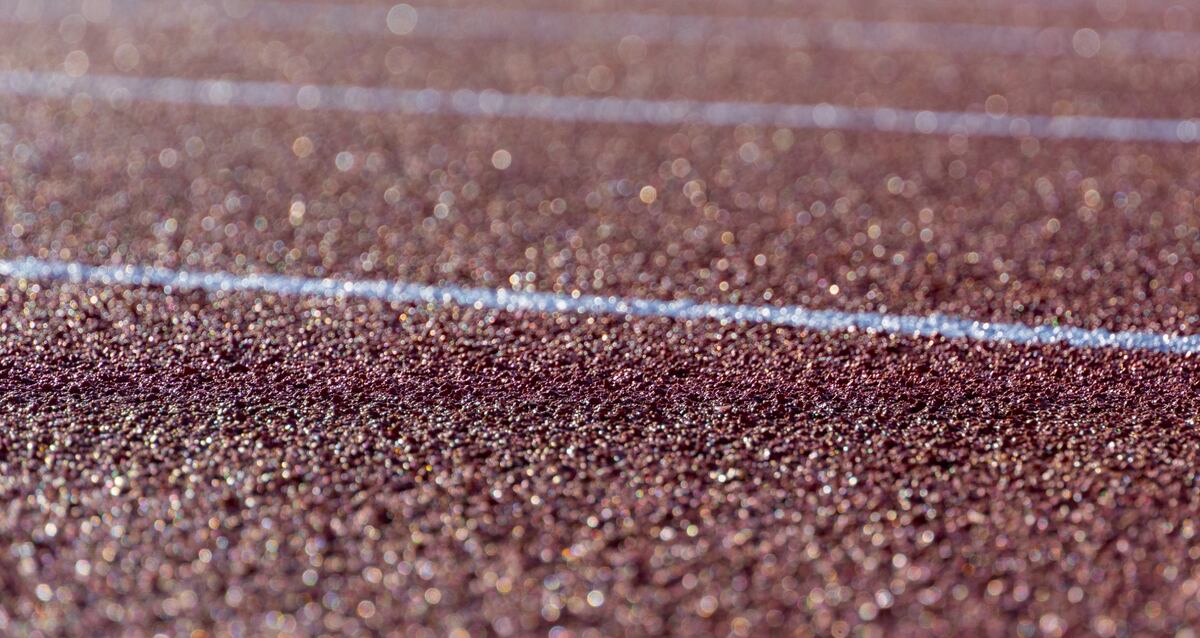Tareas de reparación y mantenimiento en la pista de atletismo del Polo Deportivo Kempes. (Prensa Agencia Córdoba Deportes)