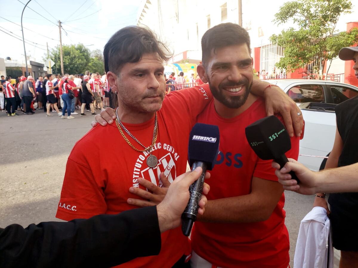 "Tano" Riggio y Silvio Romero compartieron un hermoso momento en la previa de la gran definición entre Instituto y Estudiantes de Caseros. (La Voz)