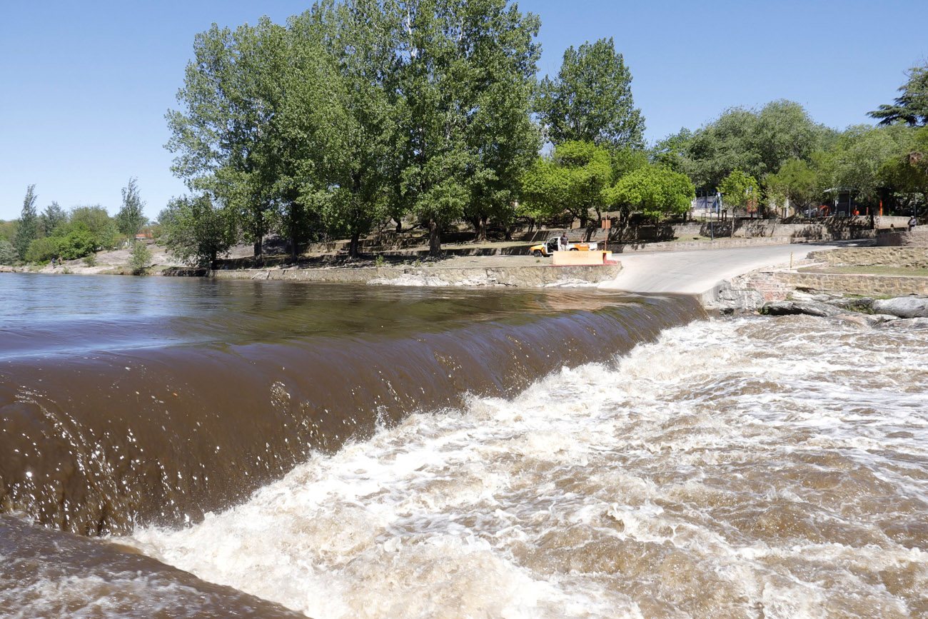Puentes y vados cerrados preventivamente por la fuerte crecida en el río San Antonio, en Carlos Paz, Córdoba. (La Voz)