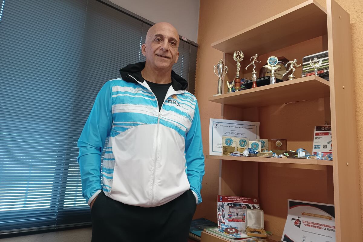 Carlos Durán junto a algunas de las medallas y trofeos que ganó a lo largo de su carrera. (Ignacio Massari / La Voz)