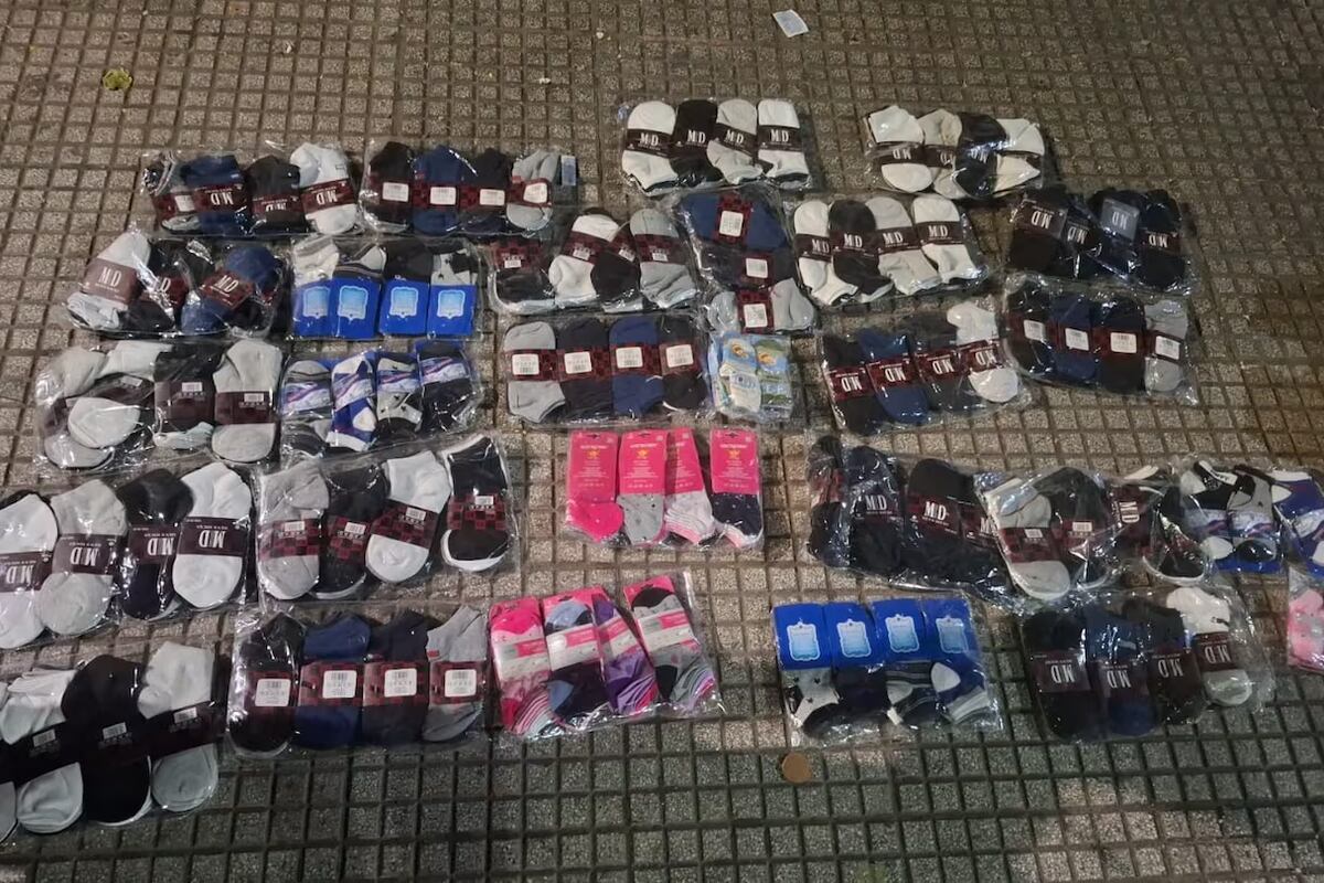 Los ladrones habían robado 324 pares de medias. (TN)