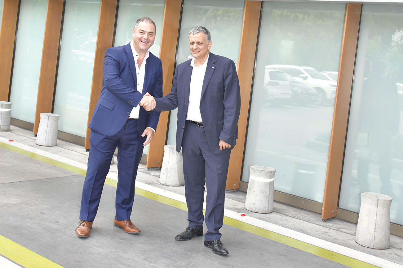 Leandro Iraola, presidente de Grupo Corven y Horacio Marín, presidente y CEO de YPF.