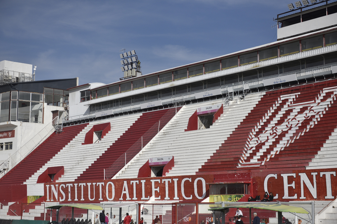 Los trabajos avanzaron muy rápido y se estrenarán este viernes ante Estudiantes de Caseros. (Ramiro Pereyra /La Voz)