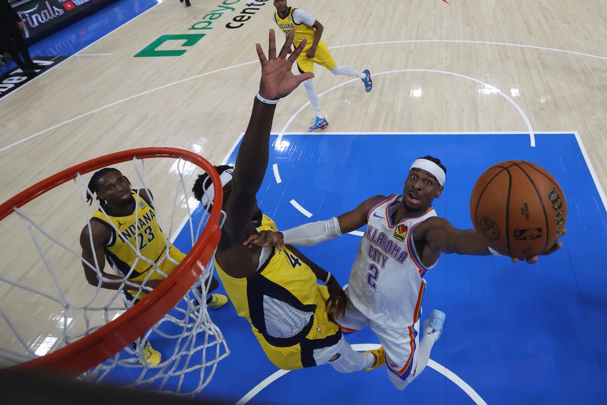 El base del Thunder de Oklahoma City Shai Gilgeous-Alexander lanza el balón frente al pívot de los Pacers de Indiana Pascal Siakam en el juego 5 de las Finales de la NBA el lunes 16 de junio del 2025. (Matthew Stockman/Pool Photo via AP)
