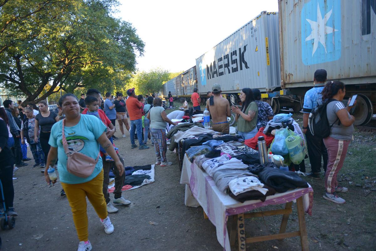 En la feria de la Bulnes se reúnen vecinos de los barrios colindantes para ofrecer todo tipo de productos, objetos y comidas. Foto Javier Ferreyra