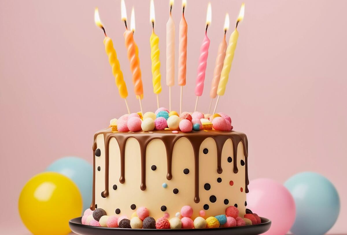 Era su cumpleaños y no tenía con quién festejarlo: llamó al 911 y la Policía le dio una sorpresa