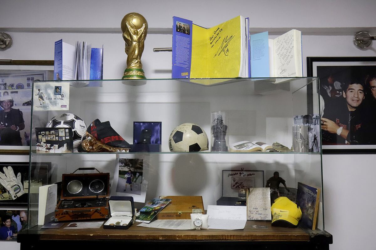 Omar Suárez, presenta un pequeño museo de Diego Maradona en la antesala del teatro. (La Voz)
29 diciembre 2022