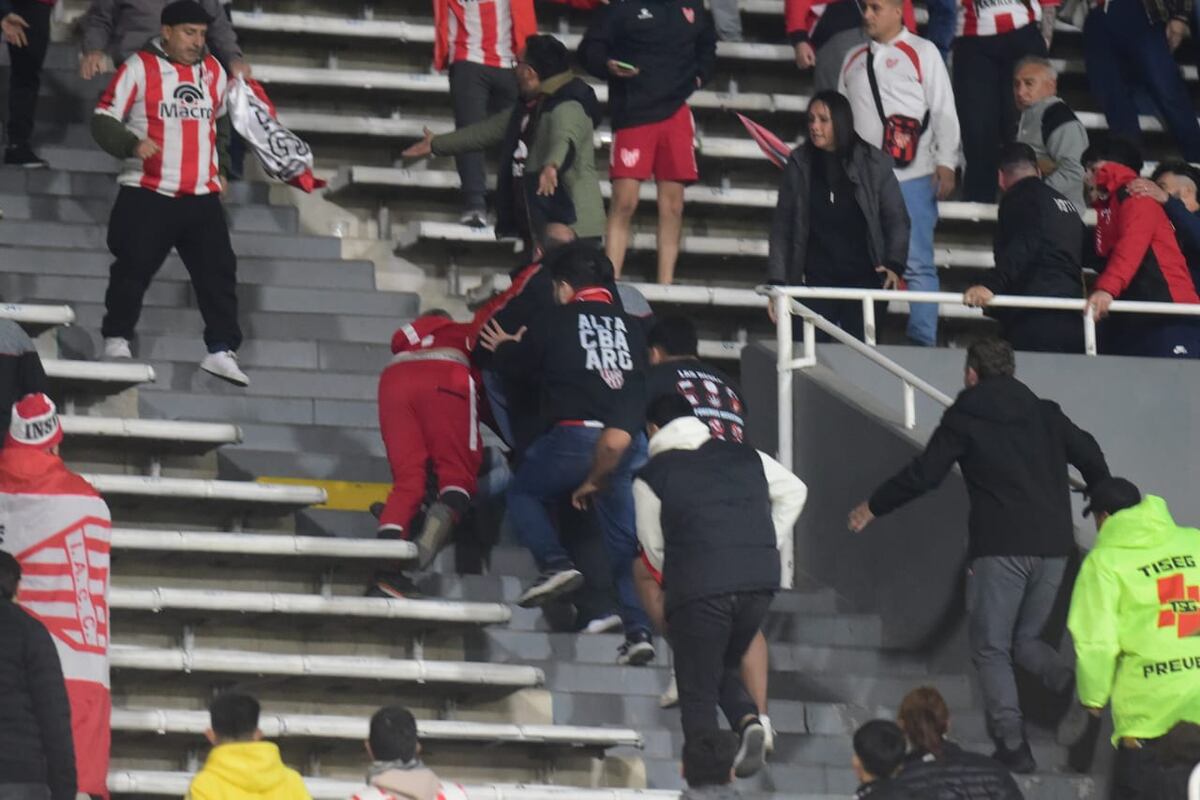 Peleas entre hinchas de Instituto en la platea Ardiles. (José Gabriel Hernández / La Voz)
