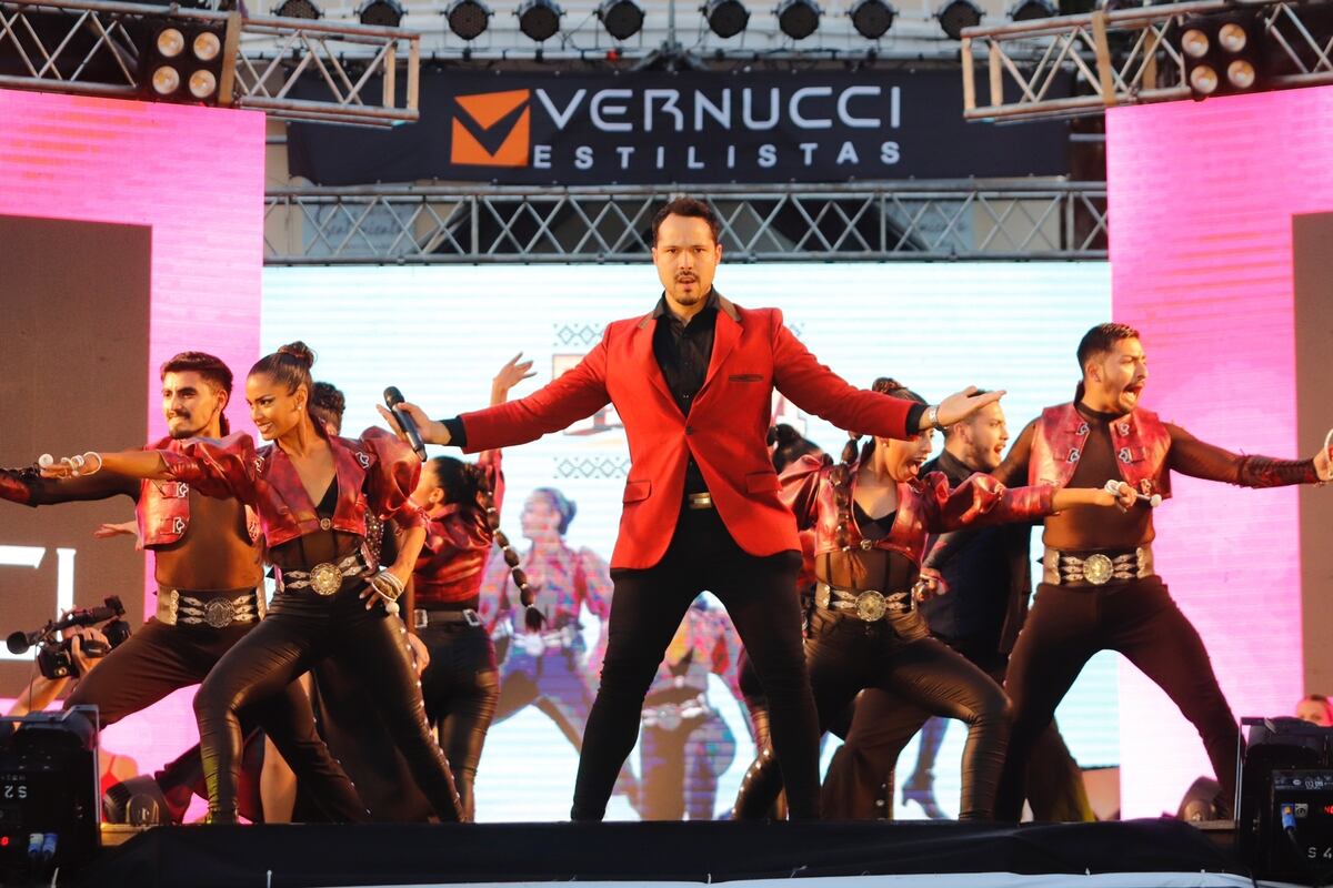 Desfile de los Hermanos Vernucci en Carlos Paz por comienzo de la temporada teatral y turistica 2023