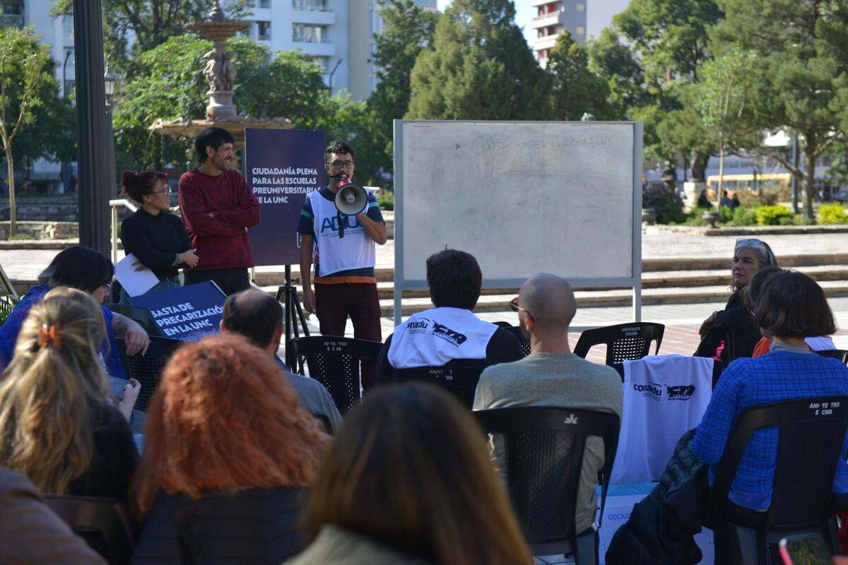Colegios preuniversitarios. Clase pública en la Plaza Colón.