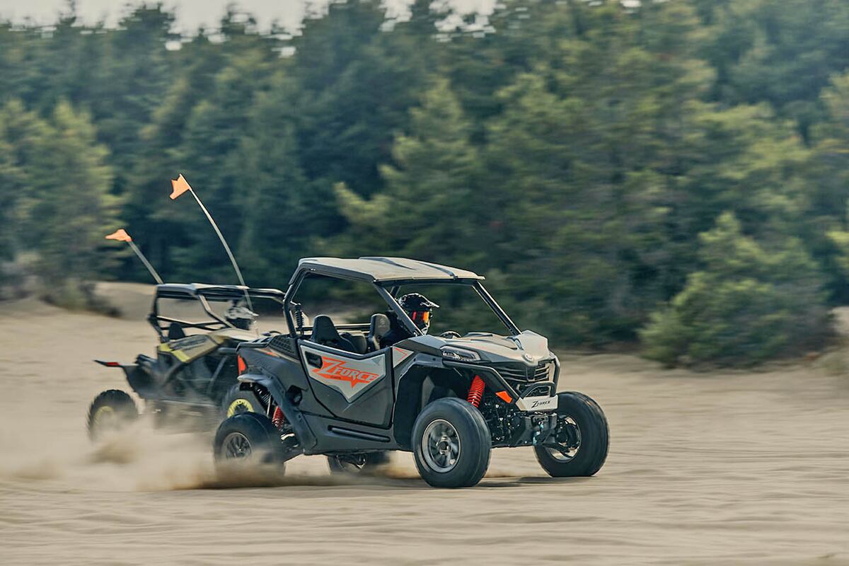 El Zforce 950 Sport viene con un motor bicilíndrico V-Twin de cuatro tiempos de 963cc, refrigerado por líquido, que desarrolla 85 CV y un torque máximo de 87 Nm.