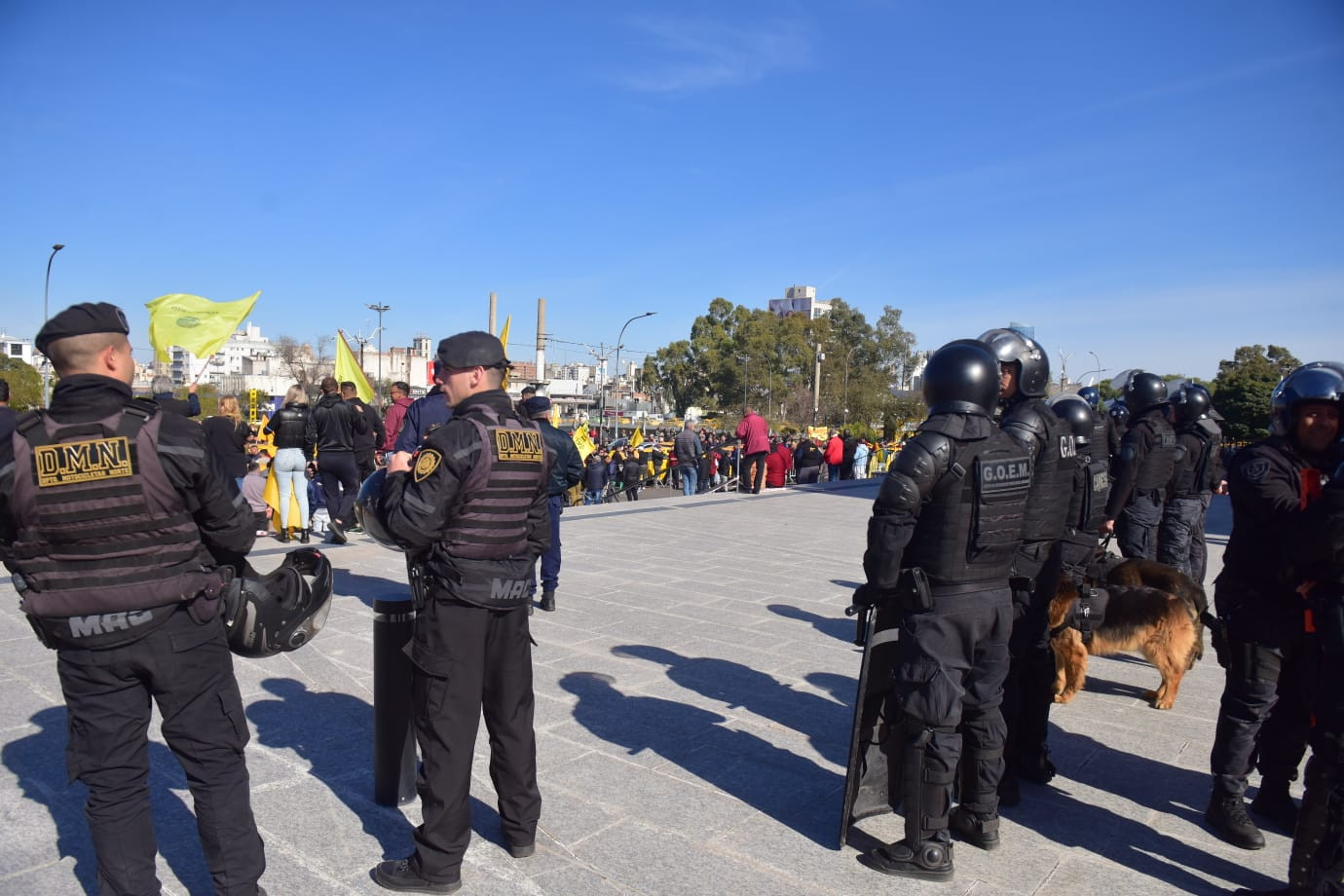 Taxistas y remiseros, agrupados en diversas organizaciones, protestan frente al Concejo Deliberante de la ciudad de Córdoba. (José Gabriel Hernández / La Voz)