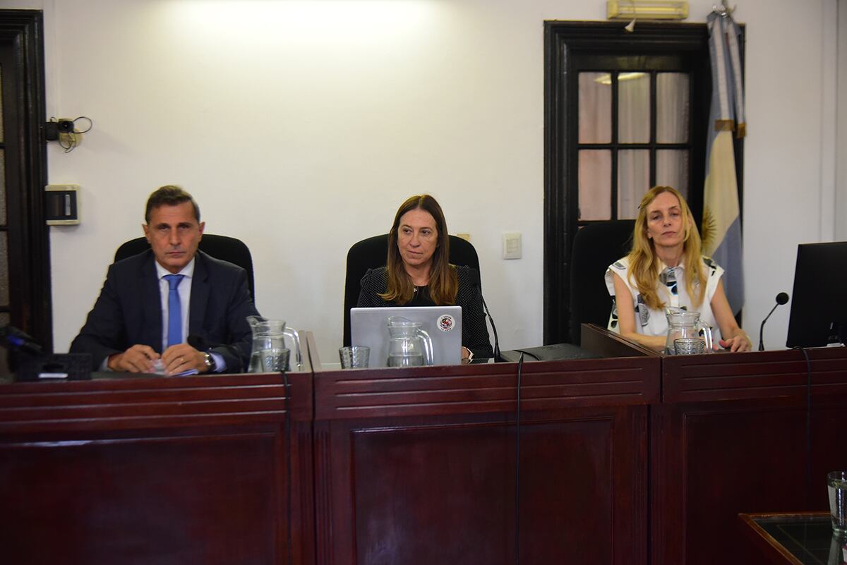 Los jueces José Asís, Noel Costa (presidenta) y Carolina Prado. (Pedro Castillo/La Voz)
