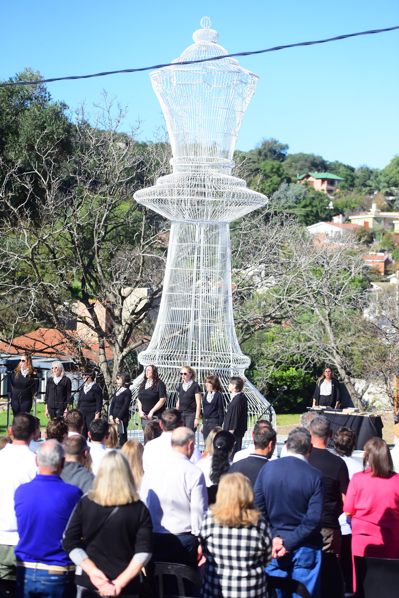 Río Ceballos inauguró la pieza de ajedrez más grande del mundo, la escultura Dama Blanca.  (José Gabriel Hernández / La Voz)